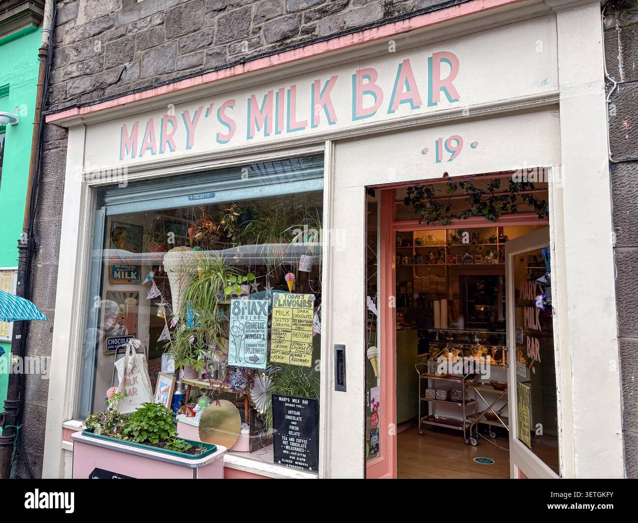 Die Ladenfront der Mary's Milk Bar in Edinburgh, Schottland, mit Schaufenstern mit Schildern und handwerklich hergestellten Eismenütafeln. Stockfoto
