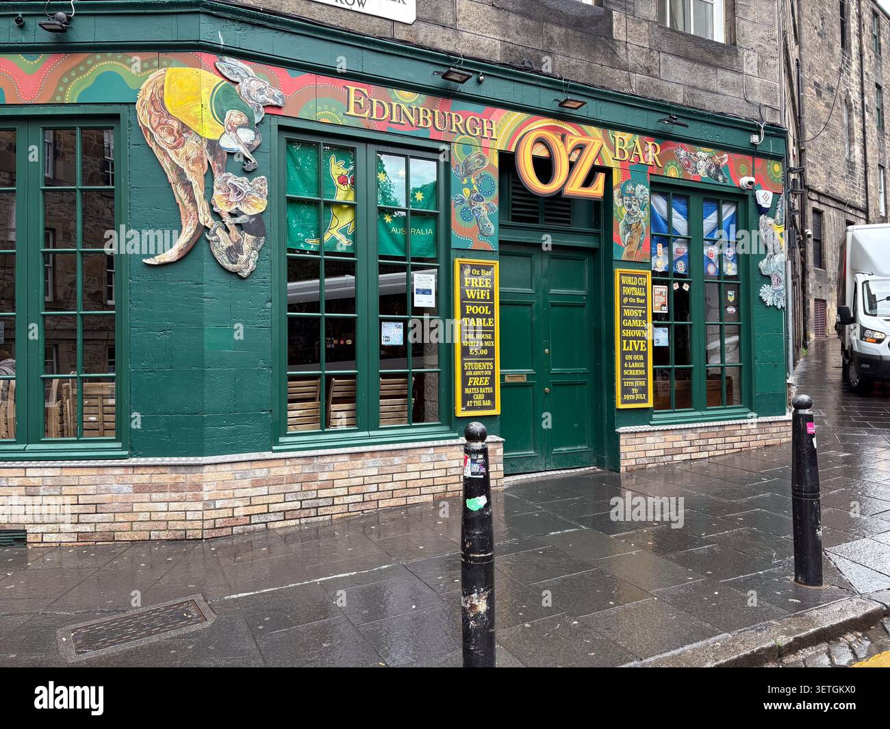 Die farbenfrohe Fassade der Oz Bar im australischen Stil befindet sich in einer Straße in Edinburgh, Schottland, mit Känguru-Kunstwerken und Ziegelsteinmauerwerk. Stockfoto