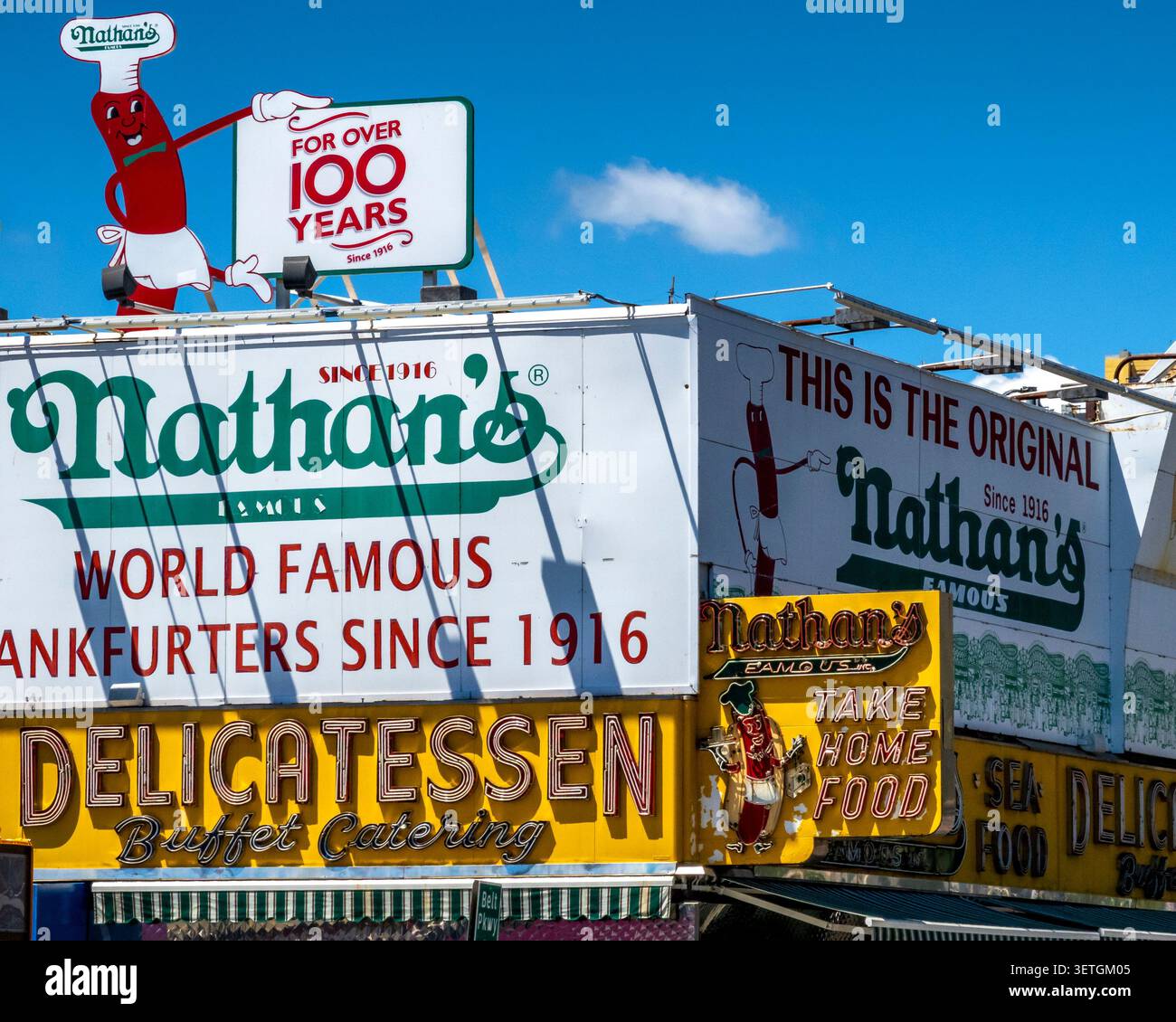 Brooklyn, NY - USA - 20. Juni 2026 Nathans berühmte Ladenfront auf Coney Island mit auffälligen Vintage-Schildern, ikonischem Hot-Dog-Maskottchen und leuchtenden Farben zelebriert Stockfoto