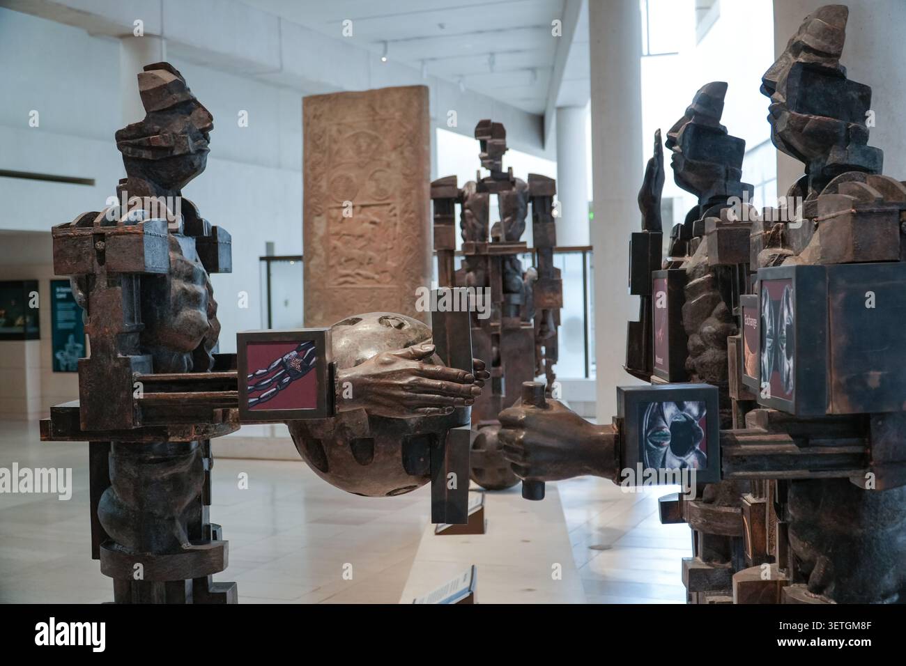 Bronzestatuen, die menschliche Interaktion und den Austausch innerhalb einer Museumsgalerie darstellen. Stockfoto