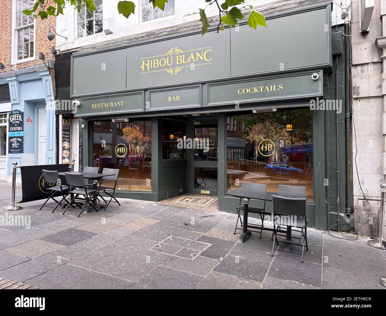 Blick von außen auf das Restaurant Hibou Blanc, Bar und Cocktailbar in Newcastle upon Tyne, England, mit Sitzgelegenheiten im Freien auf dem Bürgersteig. Stockfoto
