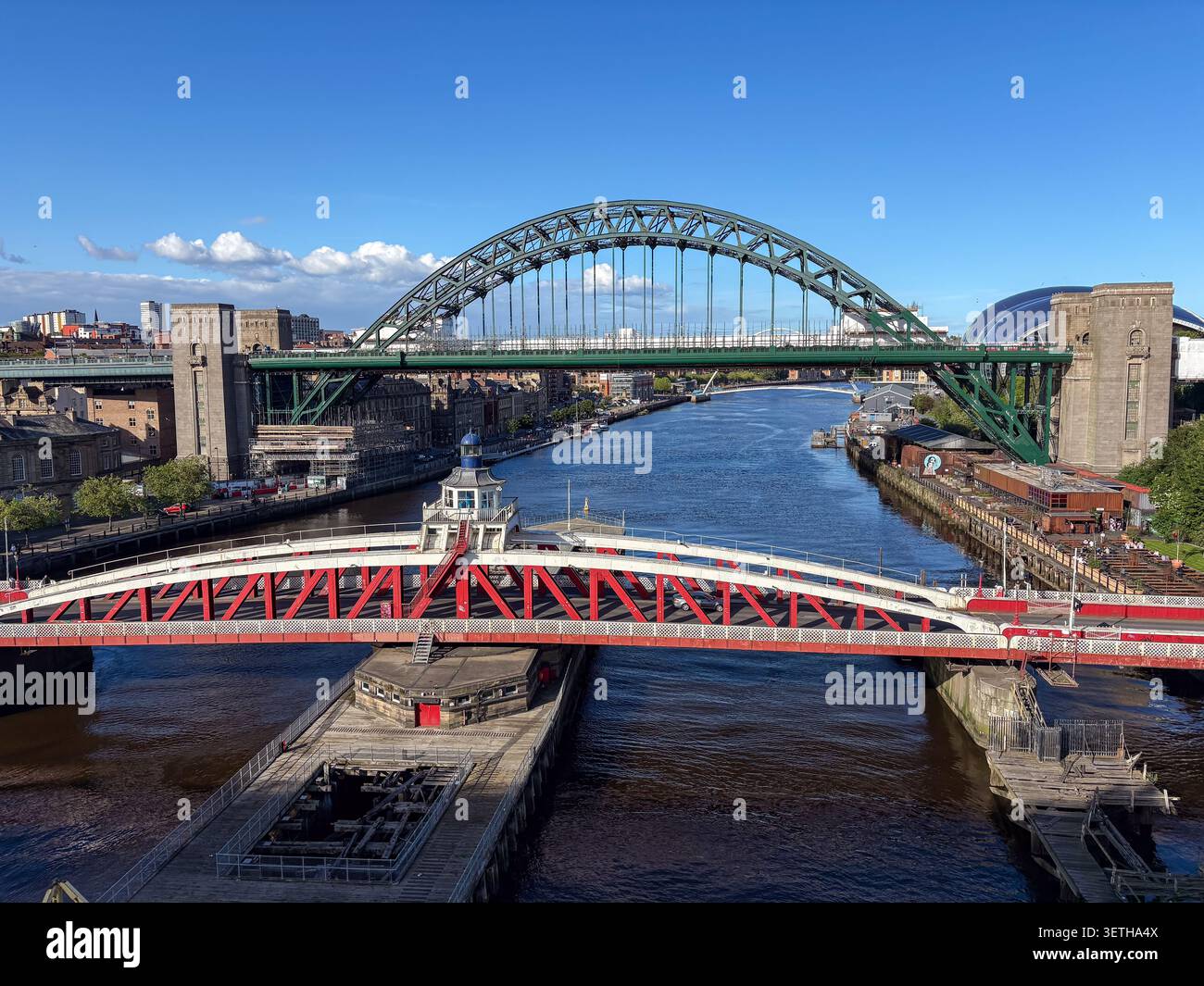 Die Newcastle Swing Bridge und die Tyne Bridge über den River Tyne in Newcastle upon Tyne, Tyne and Wear, England. Stockfoto