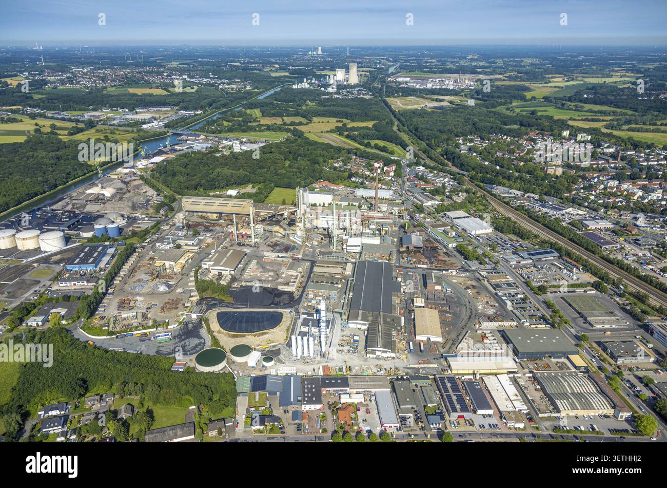 Luftaufnahme, Kupferwerk Aurubis AG und Kupferrecycler mit Tanklager Luenen, Blick auf das Kohlekraftwerk Trianel Luenen, Luenen, Ruhrgebiet, N Stockfoto