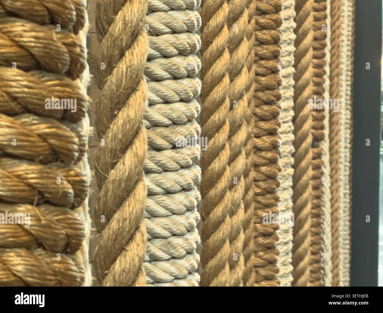 Eine Ansicht mehrerer geflochtener Seile als Hintergrund. Stockfoto