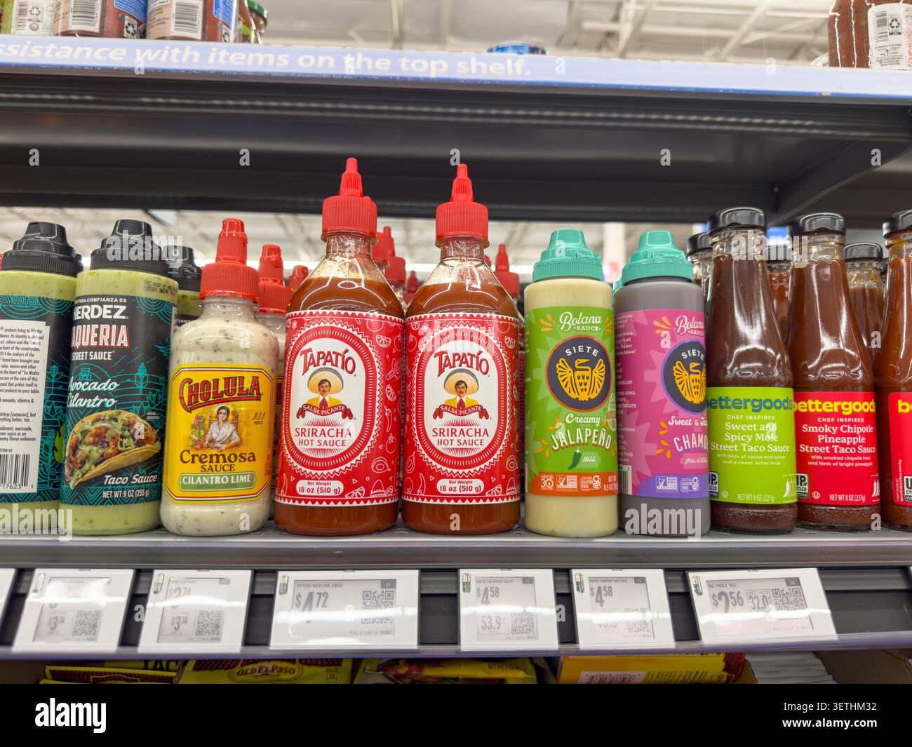 Los Angeles, Kalifornien, Vereinigte Staaten - 08-01-2025: Ein Blick auf mehrere Flaschen Tapatio Sriracha-Sauce im Laden. Stockfoto