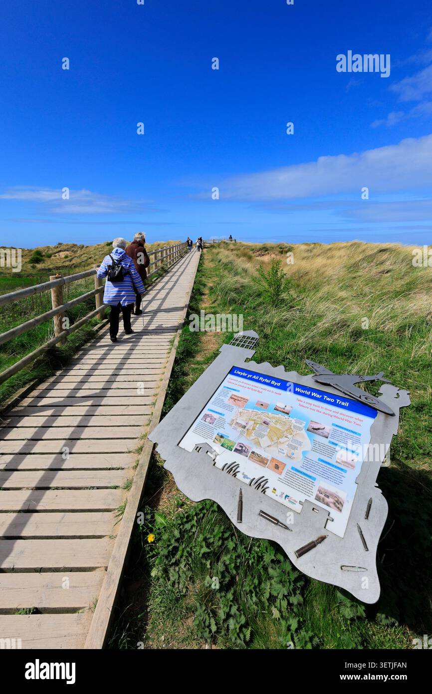 Wanderer auf dem Wales Coast Path, Talacre Beach, Talacre Village, Flintshire, Nordwales, Großbritannien. Stockfoto