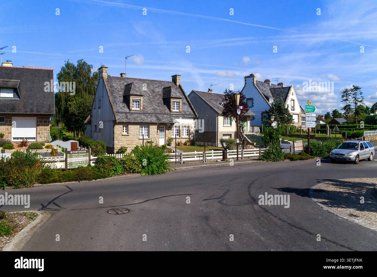 PONTORSON, FRANKREICH - 2. SEPTEMBER 2019: Das ist ein einstöckiges modernes Gebäude an der Straße einer kleinen normannischen Stadt. Stockfoto