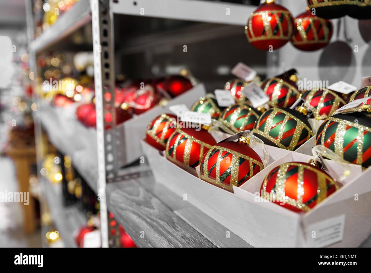 Viele bunte helle festliche Weihnachtskugeln handgefertigte Kugeln Spielzeug Dekoration Verkauf in Boxen im Fabrikgeschäft. Mehrfarbig handgemalt Neujahr Stockfoto