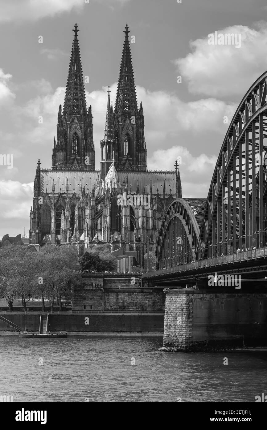 Köln, Deutschland - 5. Mai 2026 : Panoramablick auf die Hohenzollernbrücke und den majestätischen Dom im Hintergrund in Köln Stockfoto