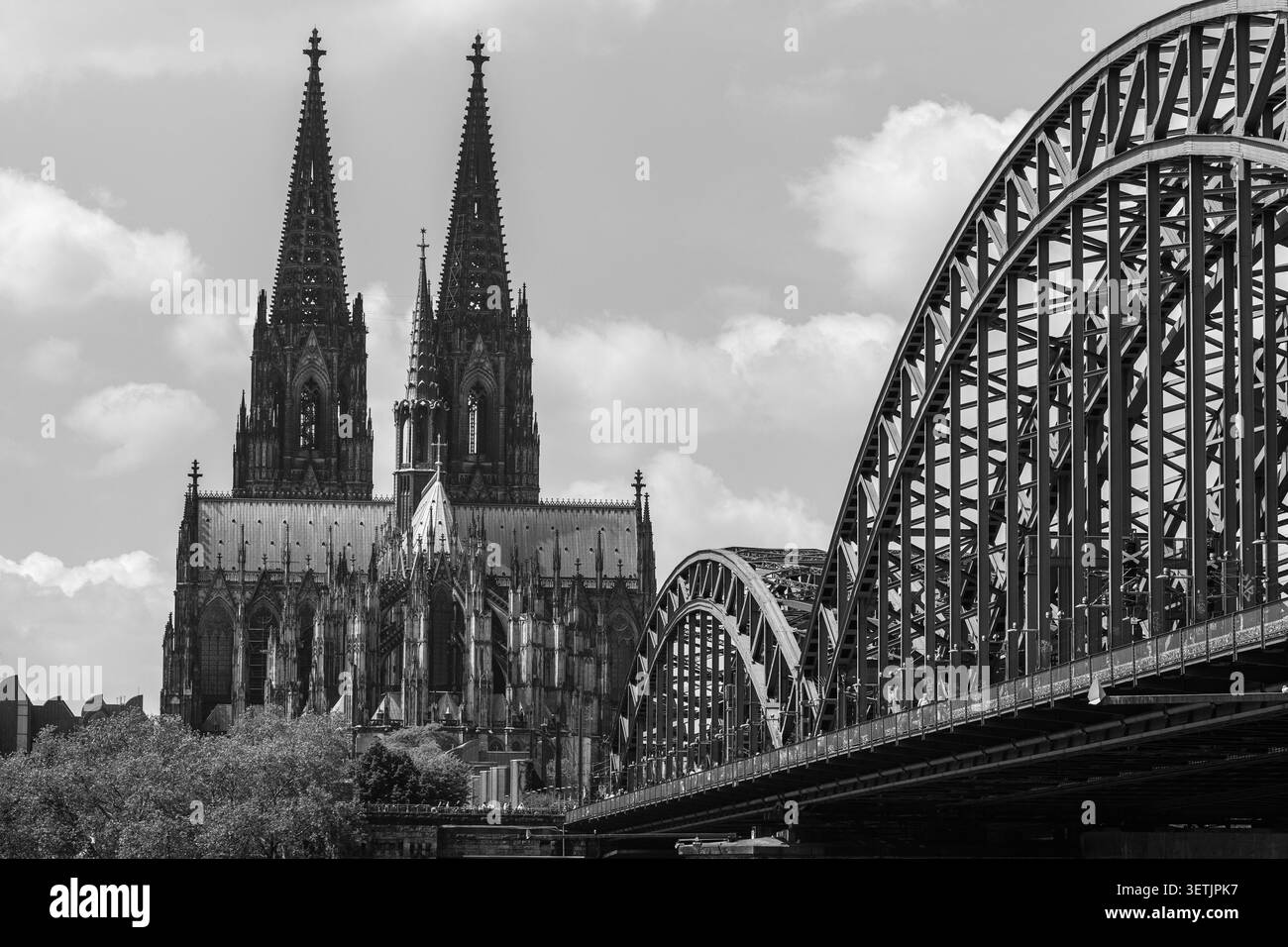 Köln, Deutschland - 5. Mai 2026 : Panoramablick auf die Hohenzollernbrücke und den majestätischen Dom im Hintergrund in Köln Stockfoto
