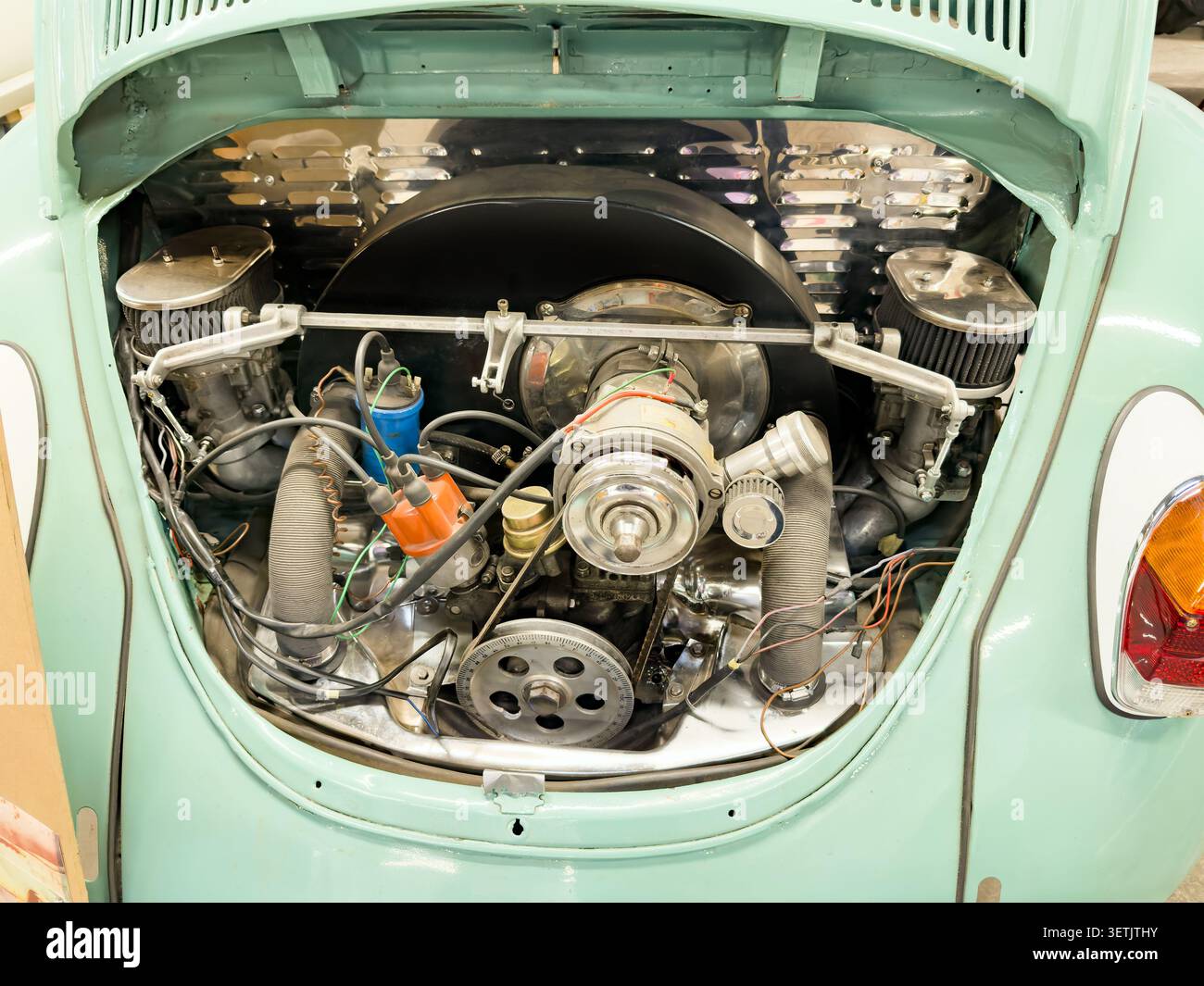 Detailliertes Heckfach eines klassischen hellgrünen volkswagen Käfers mit mechanischen Komponenten und technischer Ausstattung Stockfoto