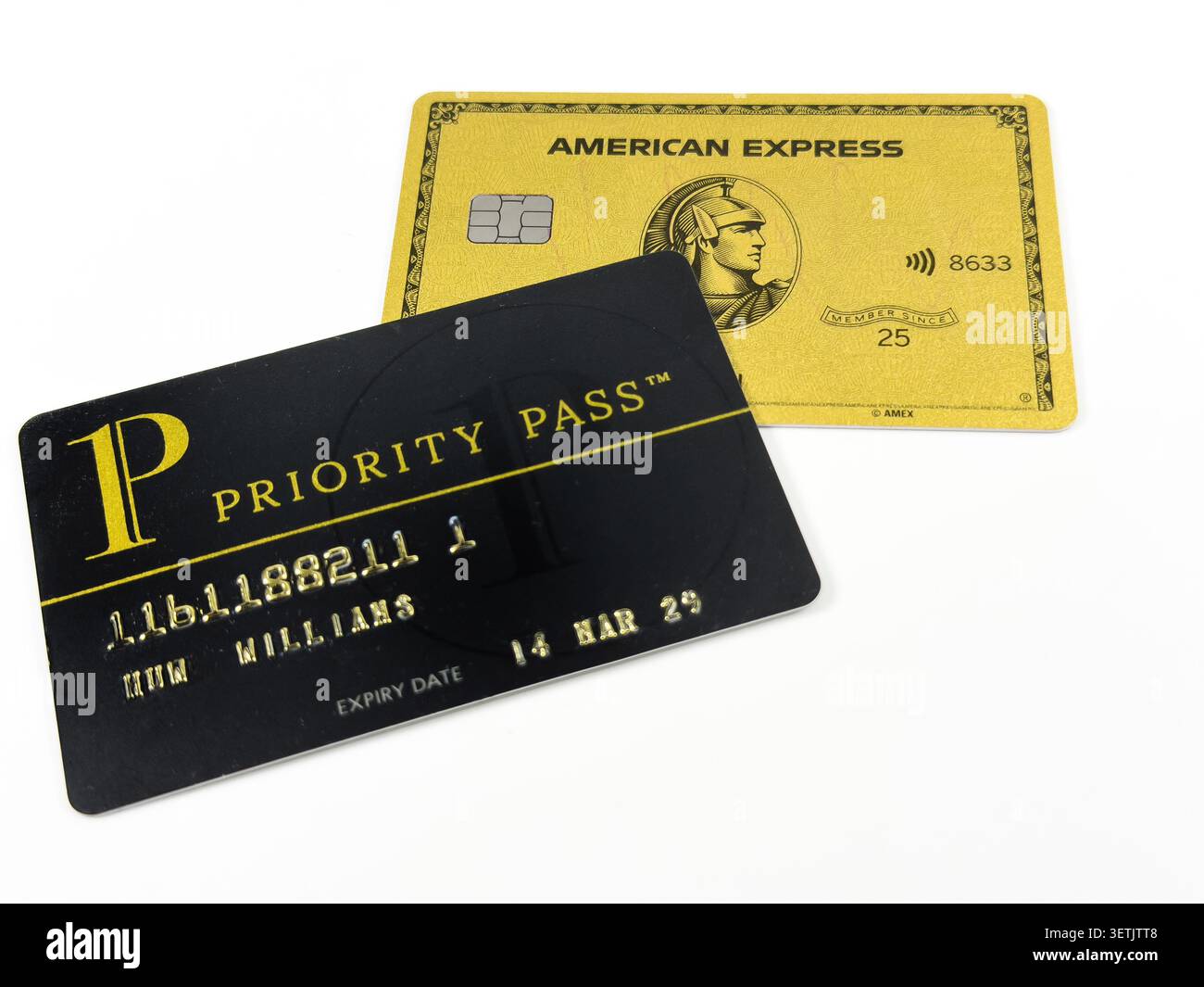 Gold- und schwarze Priority Pass-Karte von American Express auf weißem Hintergrund Stockfoto