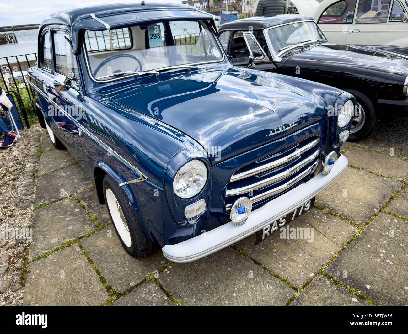 1960 ford Classic Blue, beliebt bei einer Fahrzeugausstellung an der Küste in Großbritannien Stockfoto