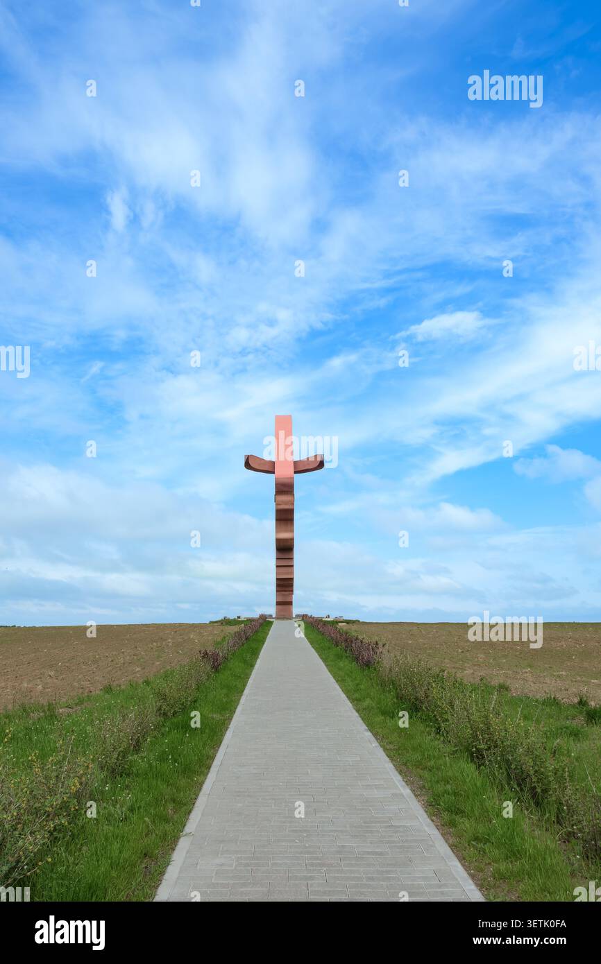 Baranovichi, Weißrussland - 21. Mai 2026. Große Stahlstraße am Straßenrand Brest Regionen Bison Tierdenkmal auf grünem Hügel und blauem Himmel Hintergrund. Touristen Stockfoto