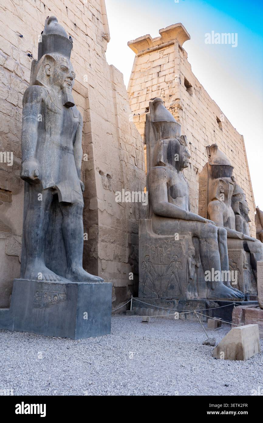 Monumentaler Eingang (erster Pylon) des Luxor-Tempels am Ostufer des Nils im antiken Theben (heute Luxor). Stockfoto