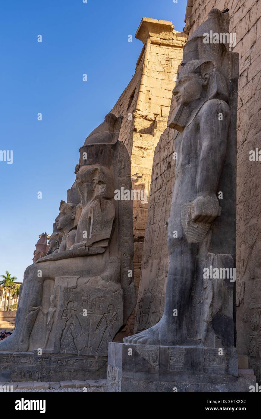 Monumentaler Eingang (erster Pylon) des Luxor-Tempels am Ostufer des Nils im antiken Theben (heute Luxor). Stockfoto
