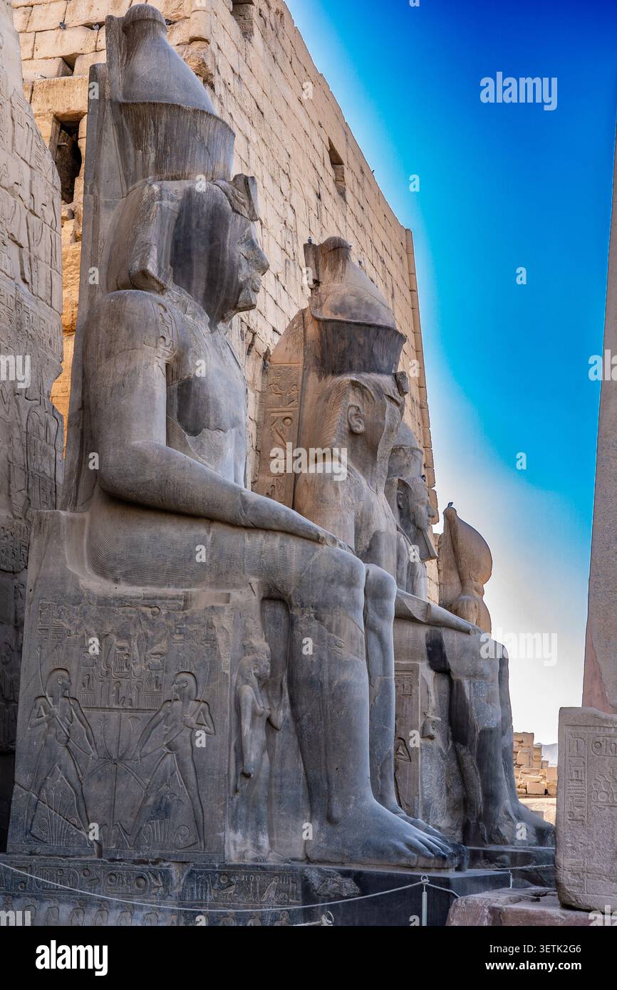 Monumentaler Eingang (erster Pylon) des Luxor-Tempels am Ostufer des Nils im antiken Theben (heute Luxor). Stockfoto