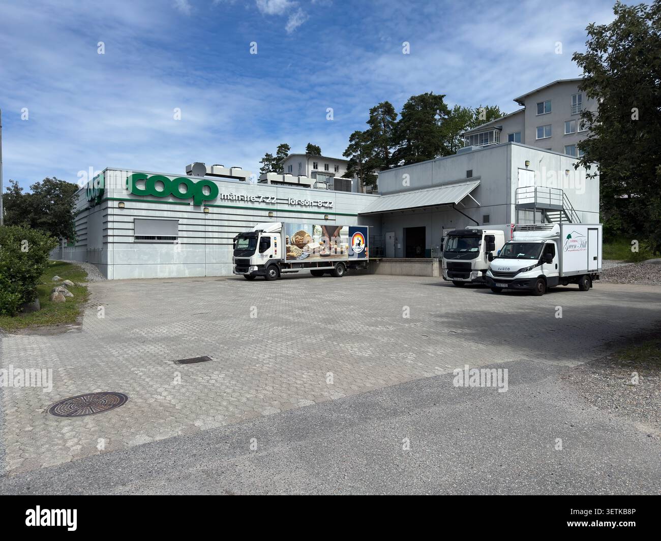 Der Polarbröd-Lieferwagen parkte während der Entladung hinter einem Coop-Geschäft und unterstützt die Einzelhandelslogistik und den Lebensmittelvertrieb. - Smartphone-aufgenommenes Stockfoto