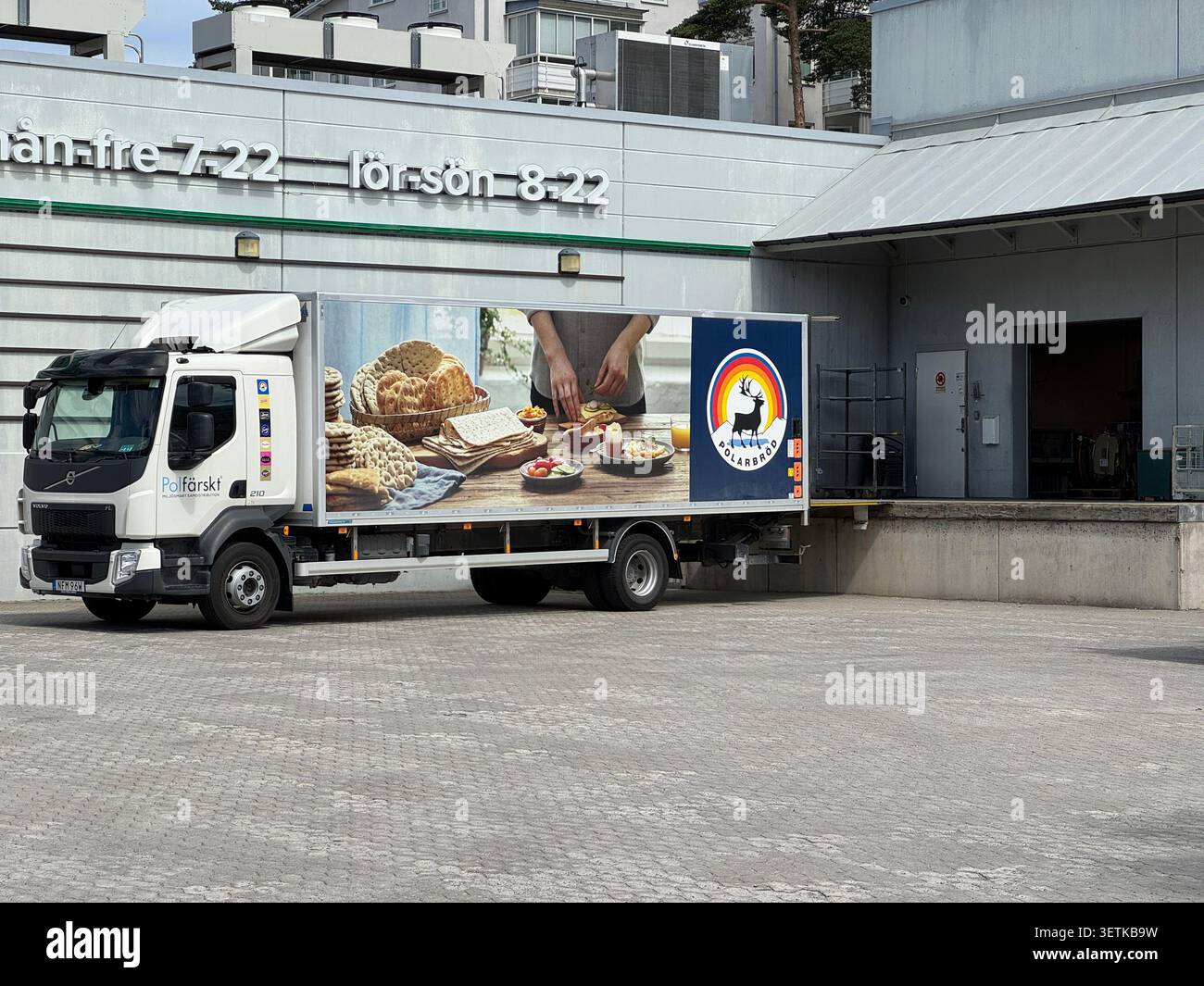 Der Polarbröd-Lieferwagen parkte während der Entladung hinter einem Coop-Geschäft und unterstützt die Einzelhandelslogistik und den Lebensmittelvertrieb. - Smartphone-aufgenommenes Stockfoto