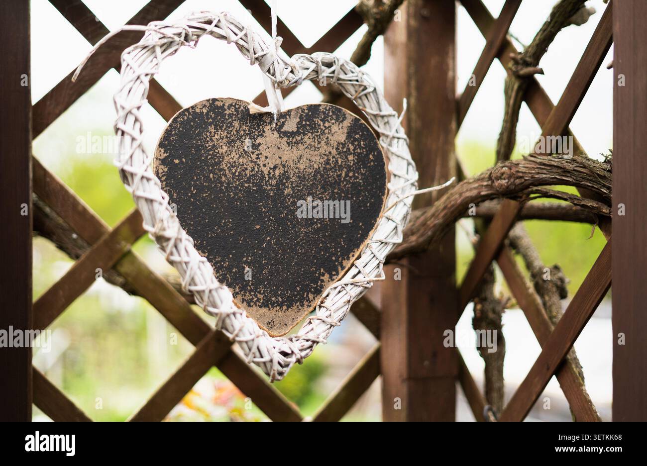 Vintage herzförmige Ornamente im Freien in einem bezaubernden Garten Stockfoto