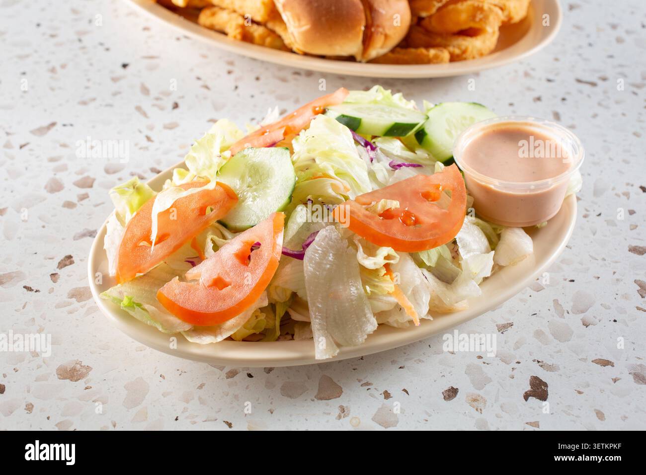 Ein Blick auf einen Haussalat mit Tausenden Inseldressing. Stockfoto