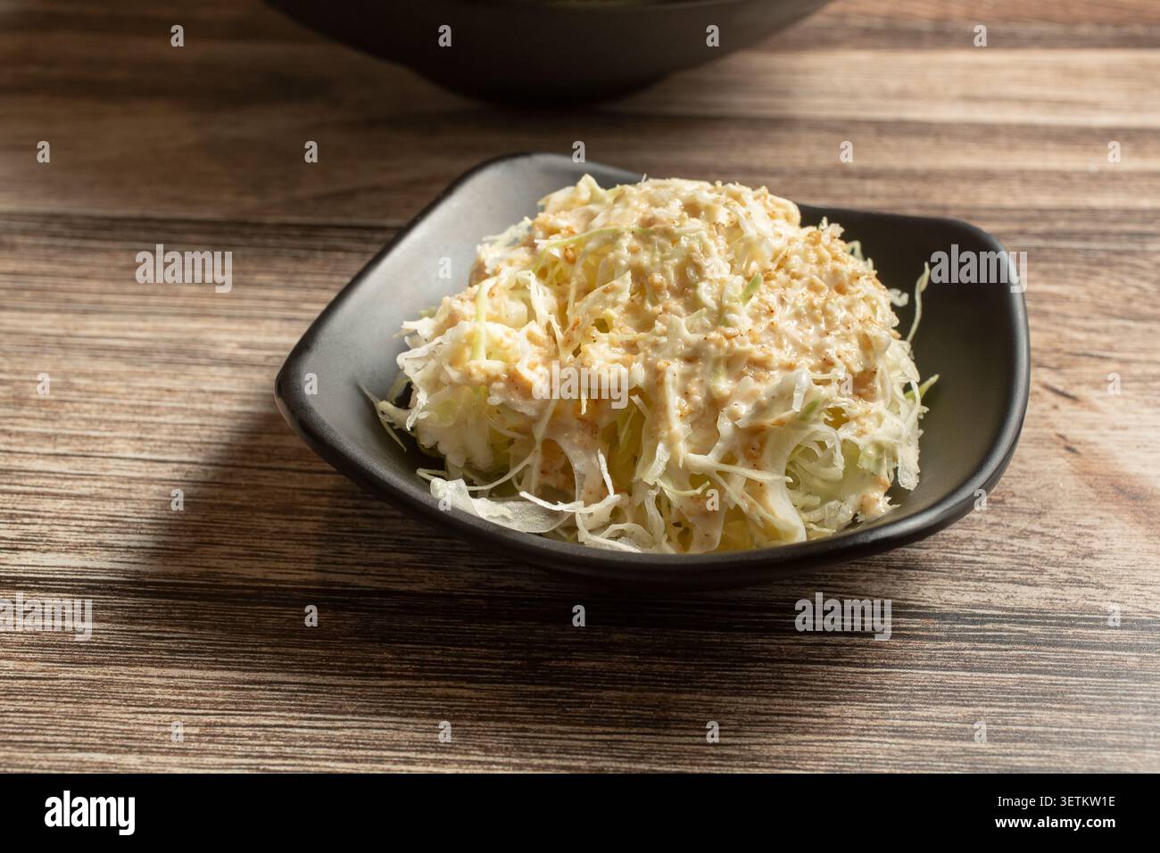Ein Blick auf eine kleine Platte mit japanischem Krautsalat. Stockfoto