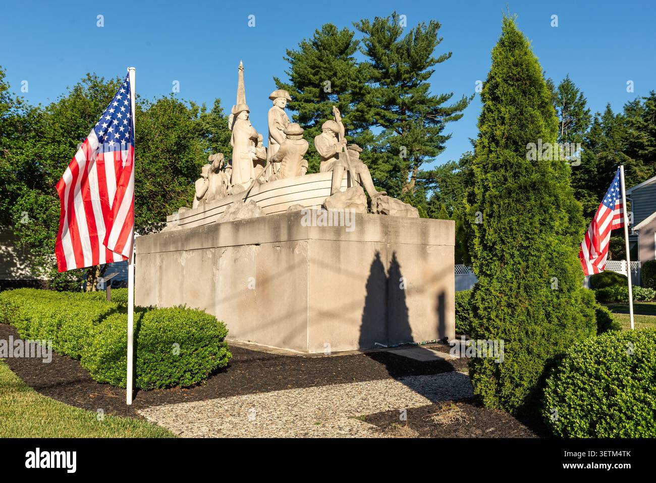 Statue von George Washington über den Delaware River in Washington Crossing, Pennsylvania, zum Gedenken an die Kreuzung von 1776. Stockfoto