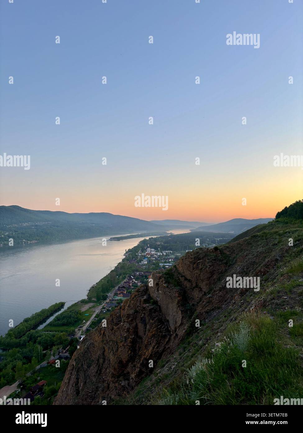 Vertikaler Sonnenuntergang über dem Fluss Yenisei in Sibirien. Ruhige Berglandschaft für Meditation, Yoga, Seelenruhe und Wellness-Achtsamkeit Hintergrund. - Smartphone-aufgenommenes Stockfoto
