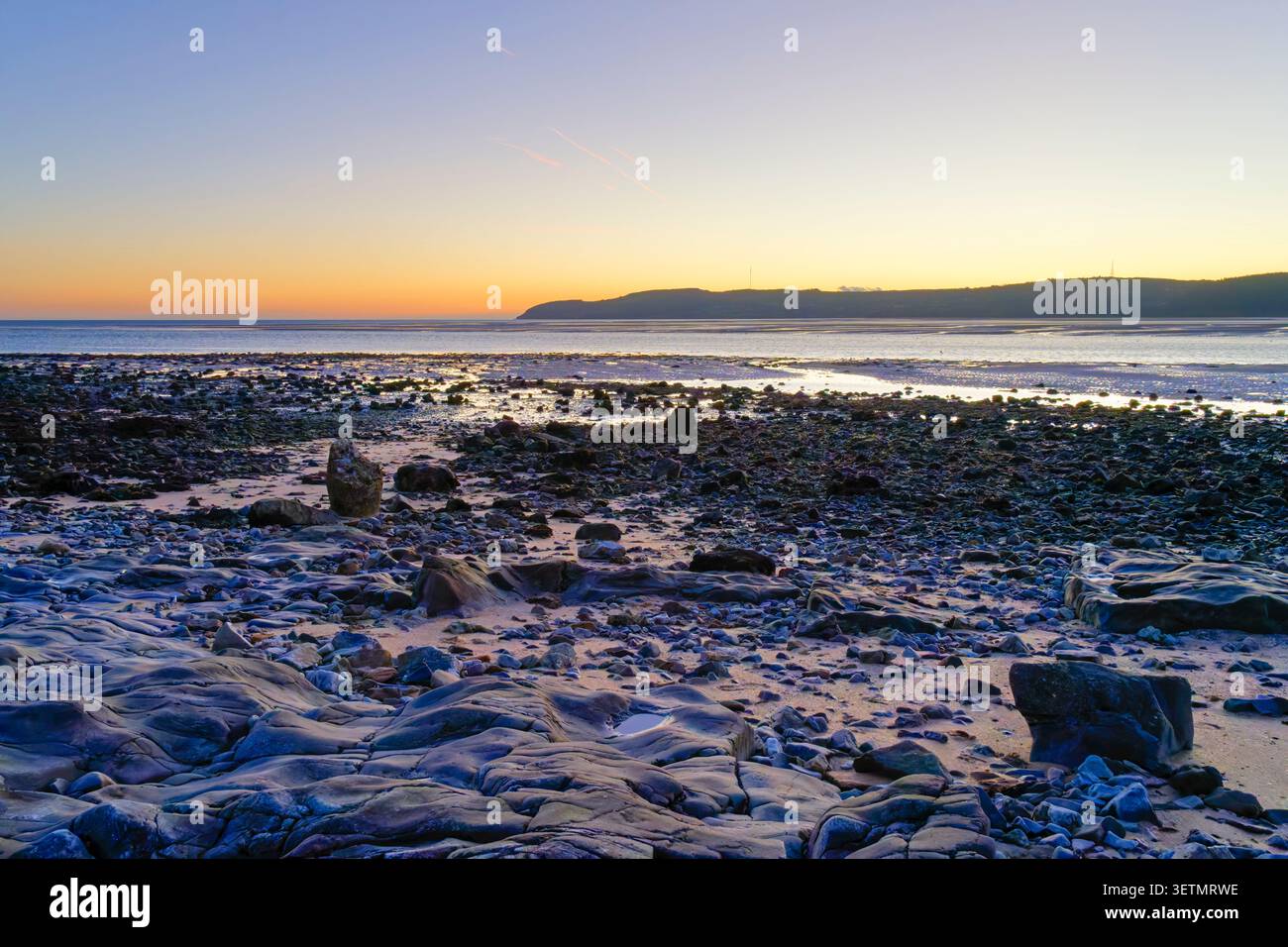 Herbstsonnenaufgang bei Ebbe in Red Wharf Bay, Anglesey, Wales. Stockfoto