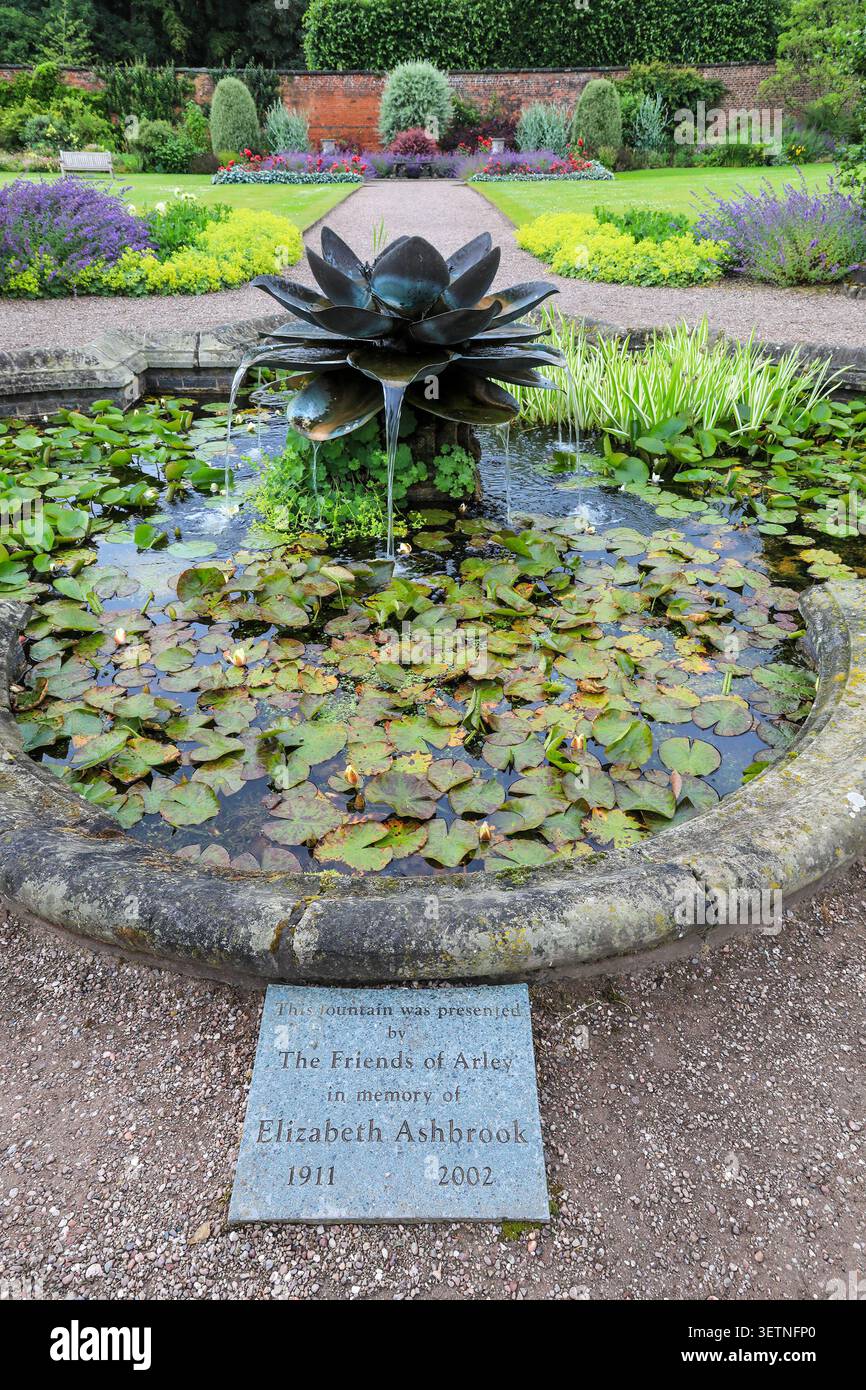Der „Friends of Arley“-Brunnen, Arley Hall Gardens, Cheshire, England, Großbritannien Stockfoto