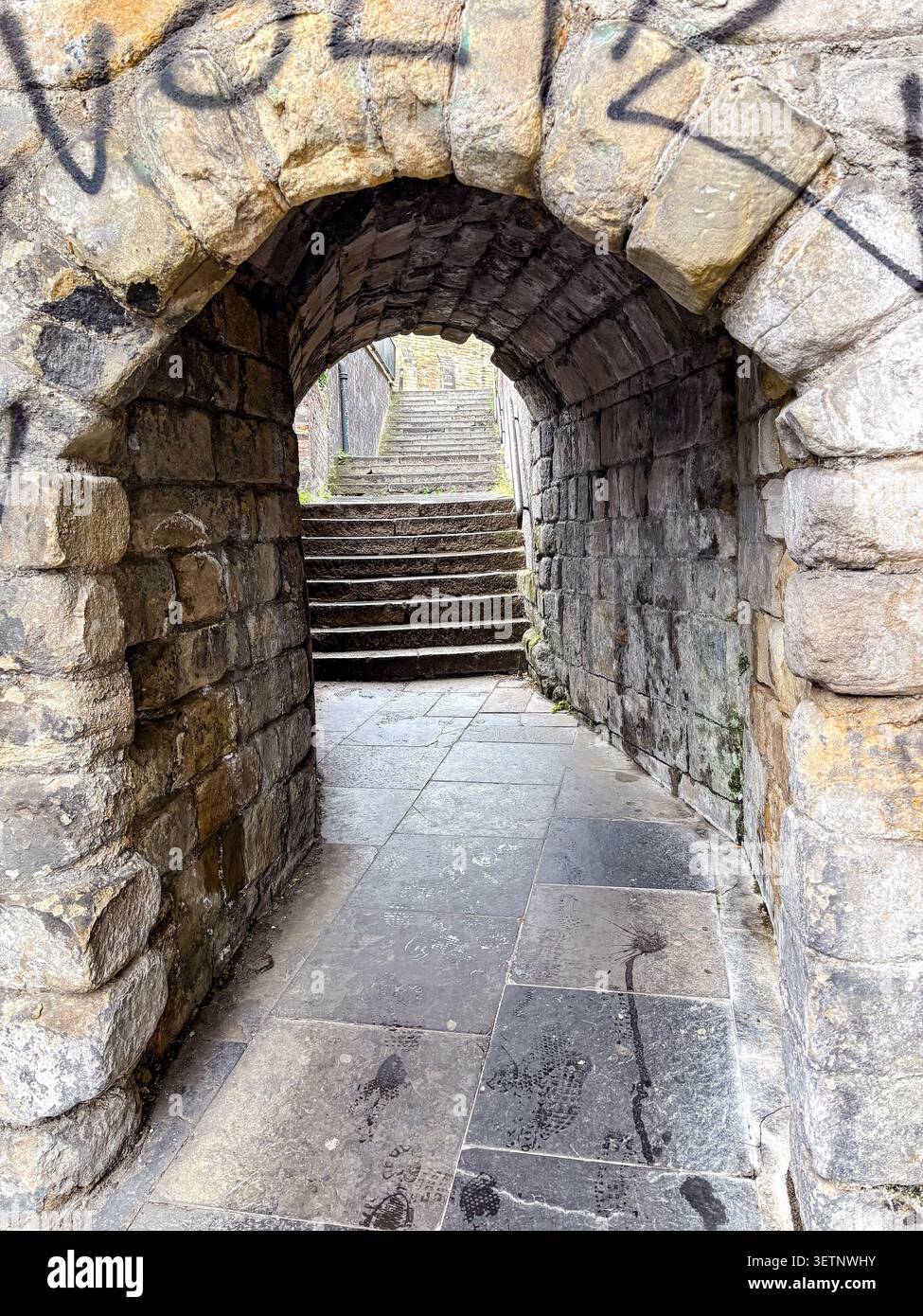 Ein Steingewölbtunnel öffnet sich zu einer Außentreppe. Newcastle Upon Tyne, Tyne and Wear, Großbritannien. Stockfoto