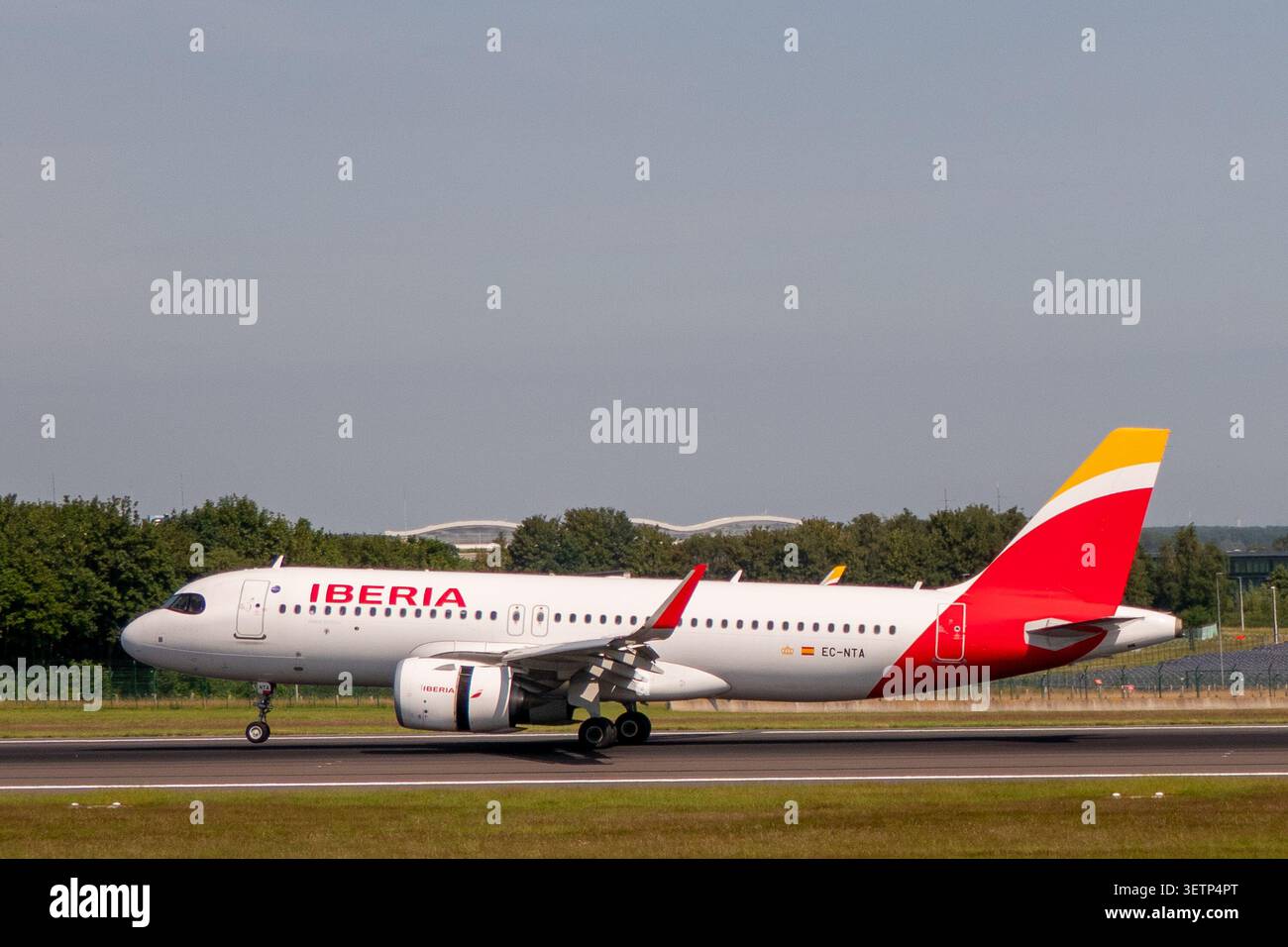 Zaventem, Belgien, 21. Juni 2026. Ein Iberia Airbus A320neo Verkehrsflugzeug mit Zulassung EC NTA Taxis auf dem Asphalt unter klarem Himmel. Stockfoto