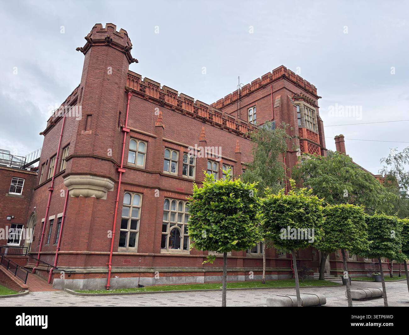 Das aus rotem Backstein stammende Sutherland Building an der Northumbria University, Newcastle upon Tyne, England, mit kunstvoller viktorianischer gotischer Architektur. Stockfoto