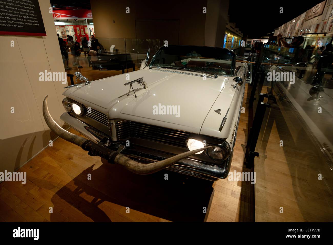 Cadillac-Automobil im westlichen Stil, das als Teil der permanenten Sammlung in der Country Music Hall of Fame and Museum ausgestellt wird. Stockfoto