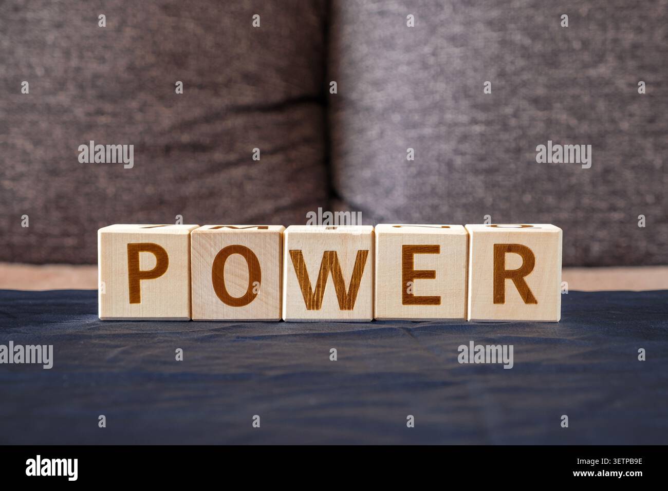 Kraft, Motivationswort aus Buchstaben auf Holzwürfeln Stockfoto