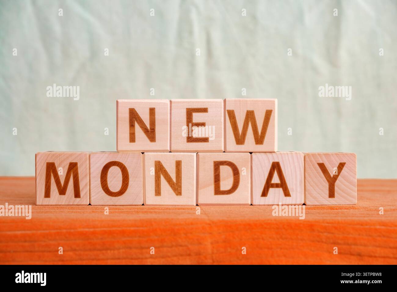 Neuer montag, Motivationsphrase aus Buchstaben auf Holzwürfeln Stockfoto