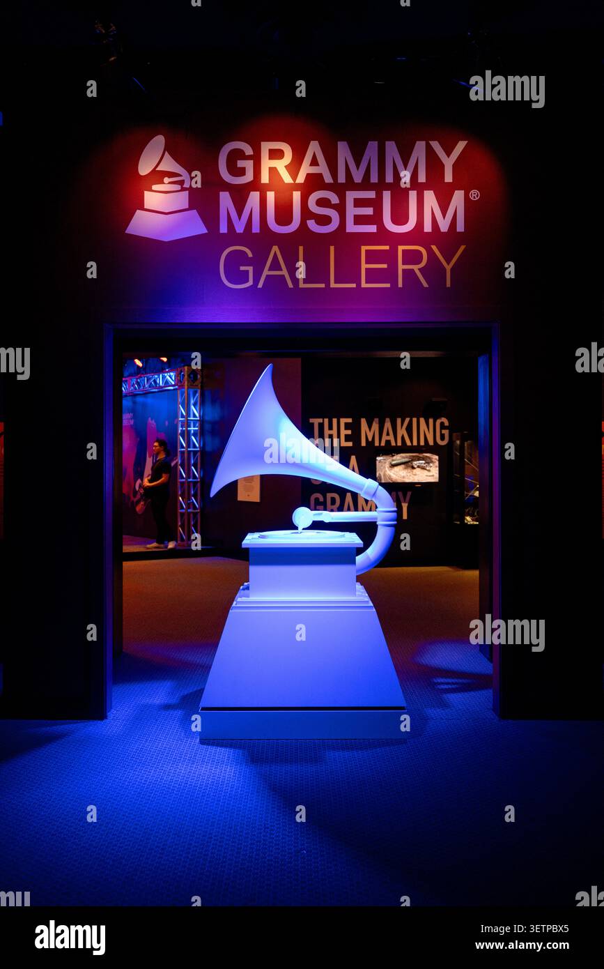 Die Grammy Museum Gallery in der Musicians Hall of Fame and Museum in Nashville, Tennessee, USA, mit Ausstellungen, die den Grammy Award ausgezeichnet haben Stockfoto