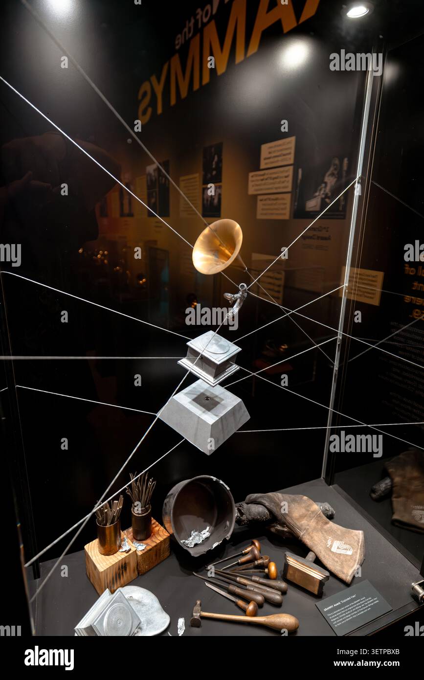 Die Grammy Museum Gallery in der Musicians Hall of Fame and Museum in Nashville, Tennessee, USA, mit Ausstellungen, die den Grammy Award ausgezeichnet haben Stockfoto