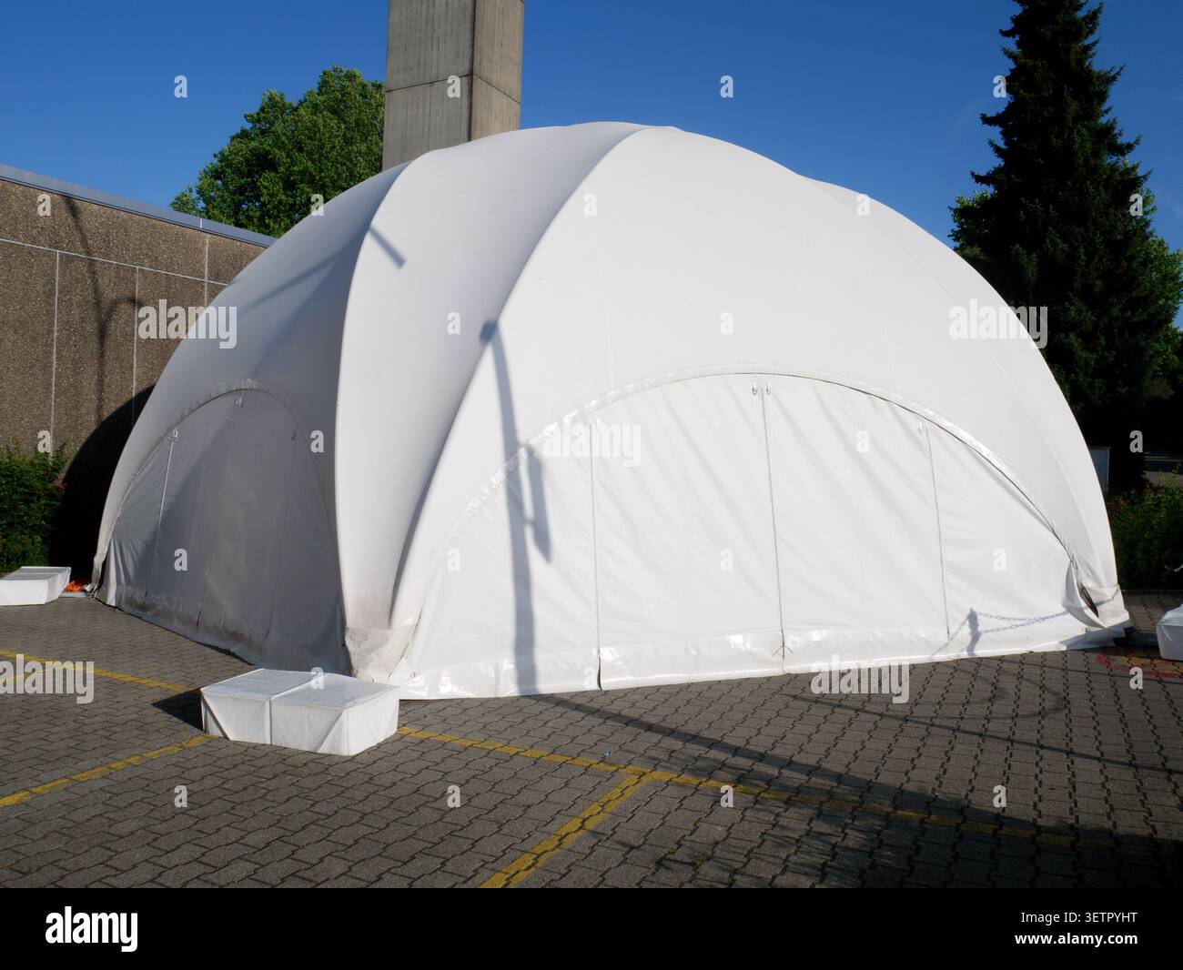 Nahaufnahme von weißem industriellem Zeltgewebe, robustes PVC-Material für große temporäre Eventstrukturen, professionelle Zelt-Installation, im Freien Stockfoto