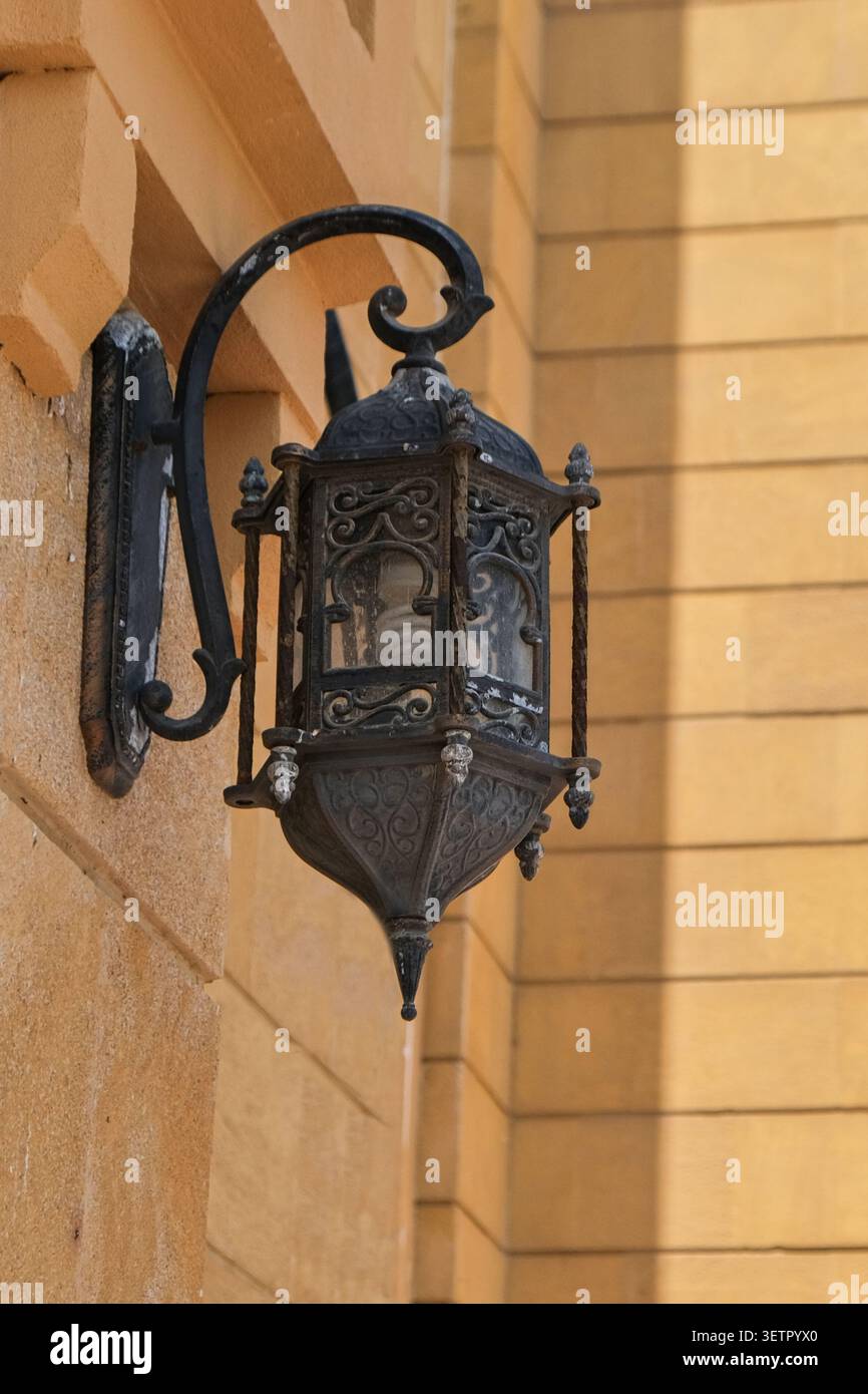 Dekorative arabische Laterne an der Wand, islamische architektonische Details. Traditionelle Außenbeleuchtung aus dem Nahen Osten. Stockfoto