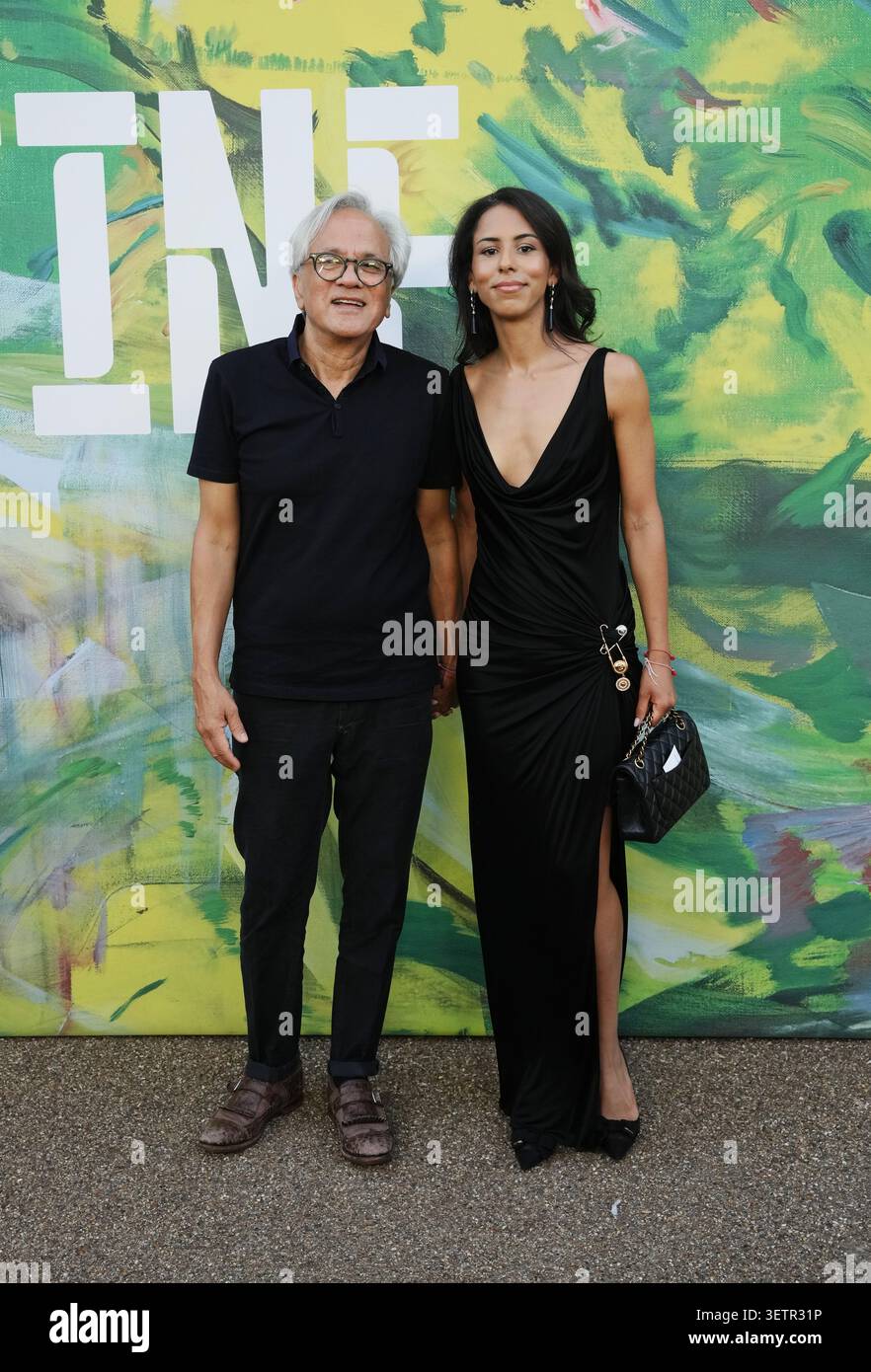 Anish Kapoor und Oumaima Boumoussaoui nehmen an der Serpentine Summer Party in den Serpentine Galleries, Kensington Gardens, London teil. Bilddatum: Dienstag, 23. Juni 2026. Stockfoto