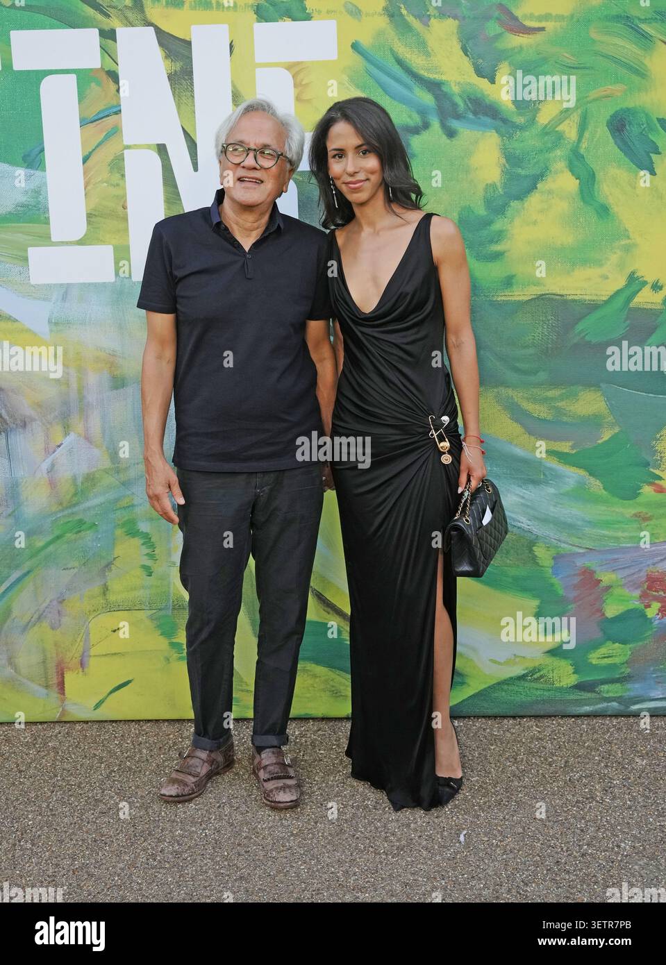 Anish Kapoor und Oumaima Boumoussaoui nehmen an der Serpentine Summer Party in den Serpentine Galleries, Kensington Gardens, London teil. Bilddatum: Dienstag, 23. Juni 2026. Stockfoto
