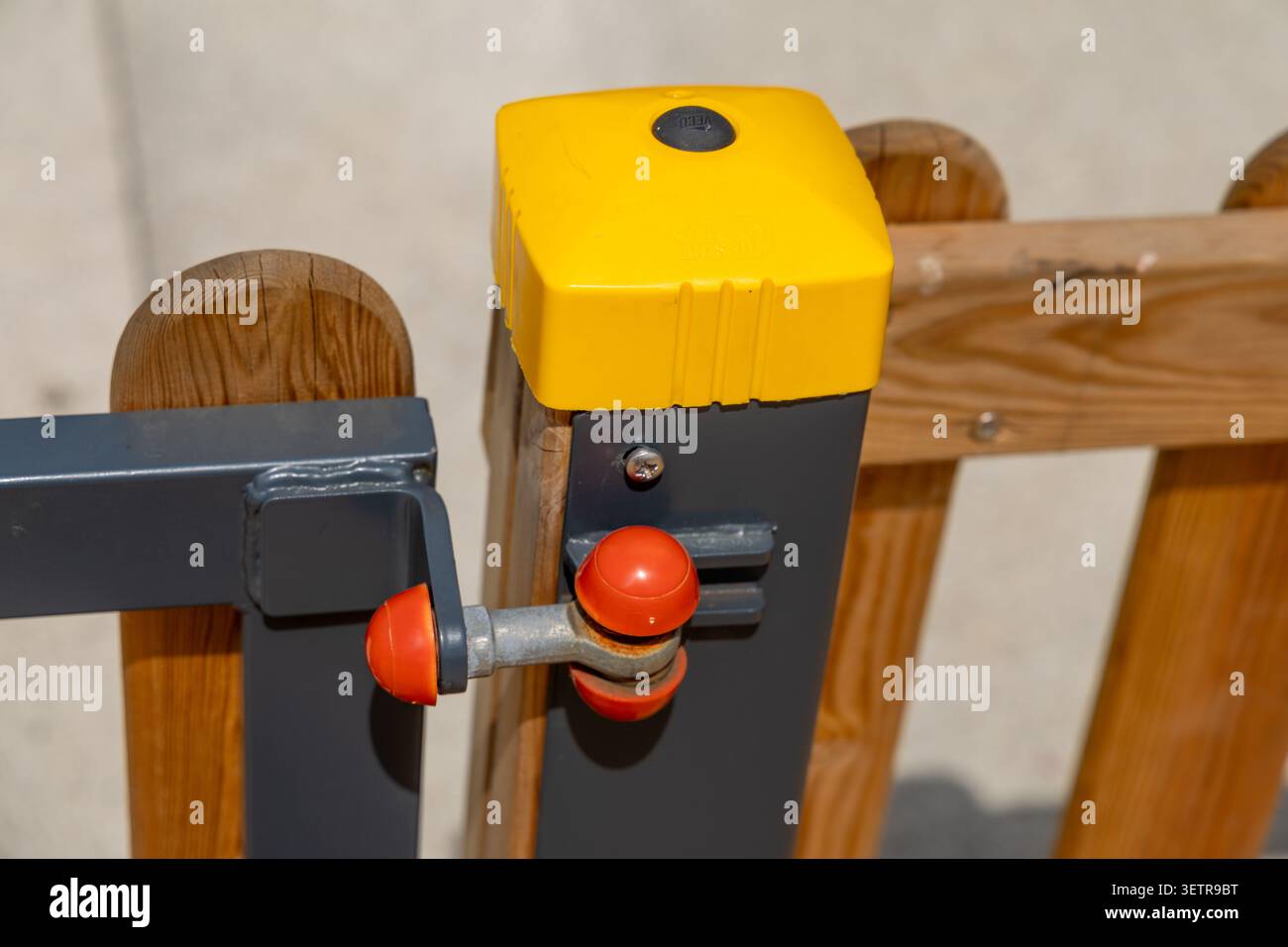 Diese detaillierte Aufnahme konzentriert sich auf die robuste Konstruktion eines Spielplatz-Tormechanismus, der seine Sicherheitselemente und haltbaren Materialien hervorhebt Stockfoto