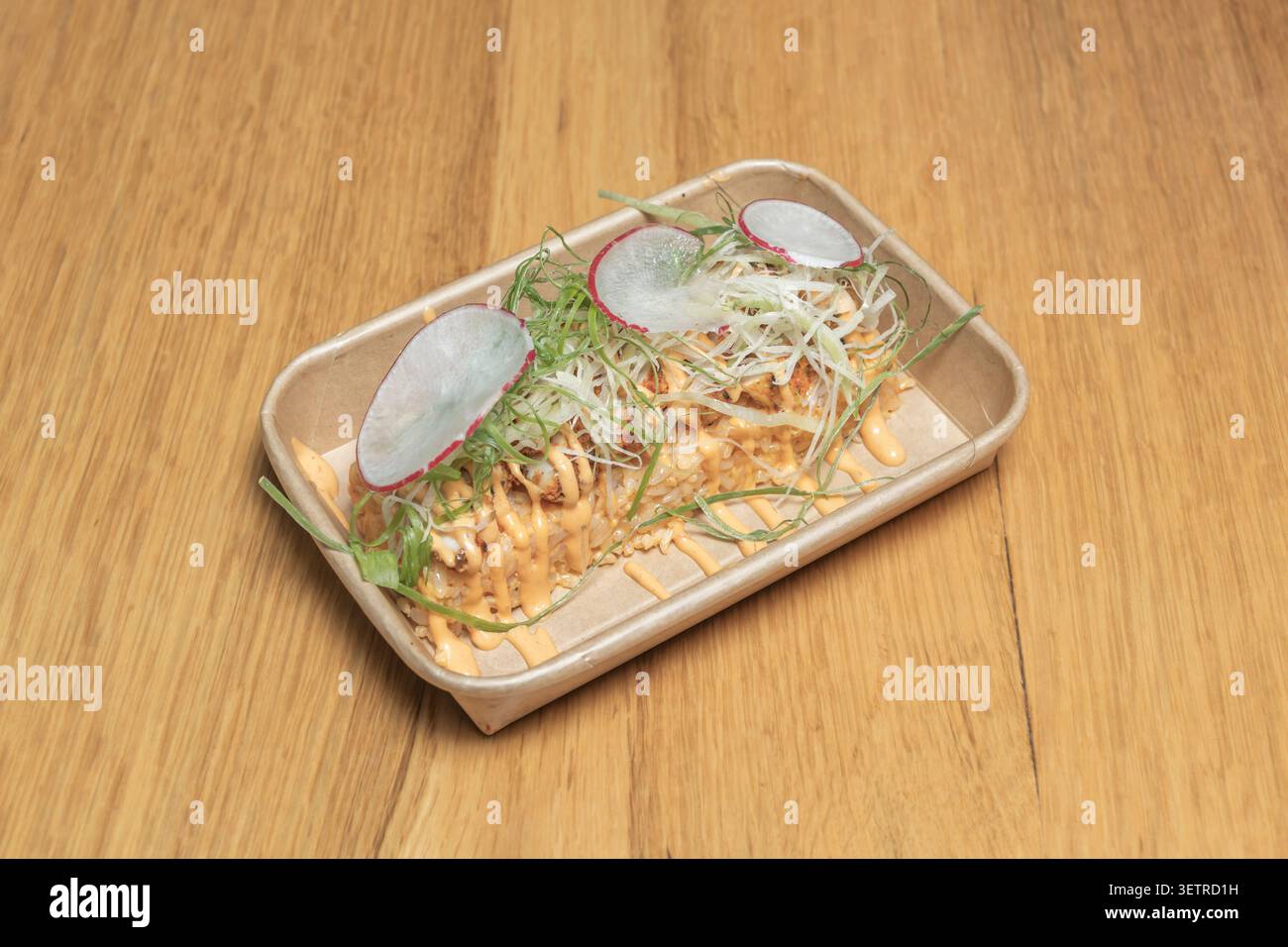 Eine Sushi-Platte mit Uamaki-Rollen, bei der der äußere Reis perfekt geformt und vollständig in eine Füllung eingefasst ist. Stockfoto