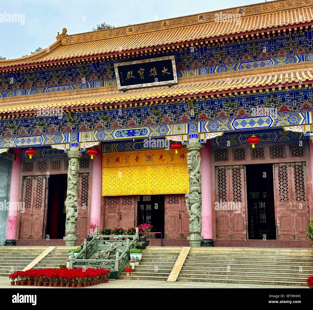 Komplexe Architektur der Mahavira Hall in einem traditionellen chinesischen buddhistischen Tempel - Smartphone-aufgenommenes Stockfoto