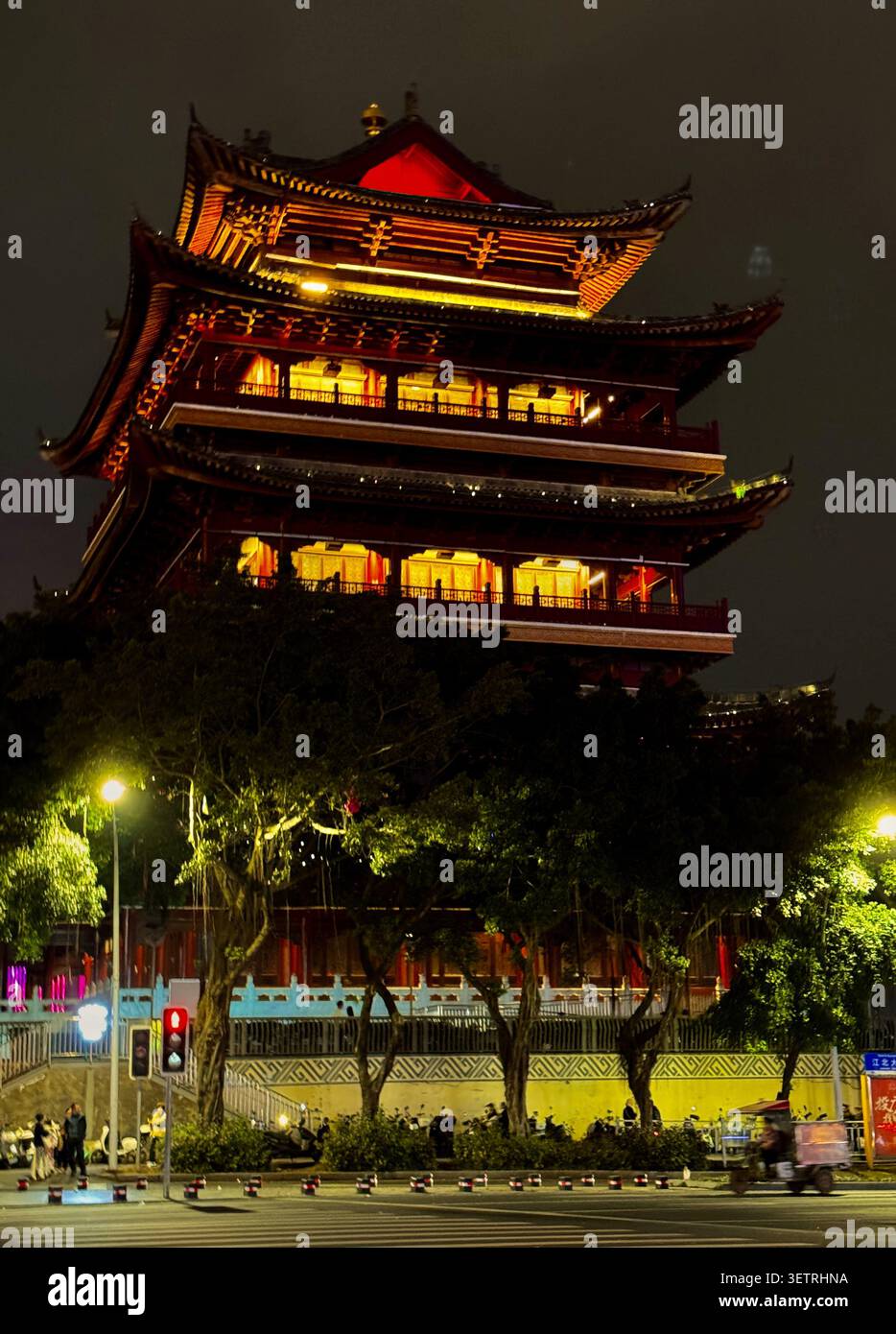 Traditionelle chinesische Pagode Dachtraufe mit Neonbeleuchtung bei Nacht, Nanning, China - Smartphone-aufgenommenes Stockfoto