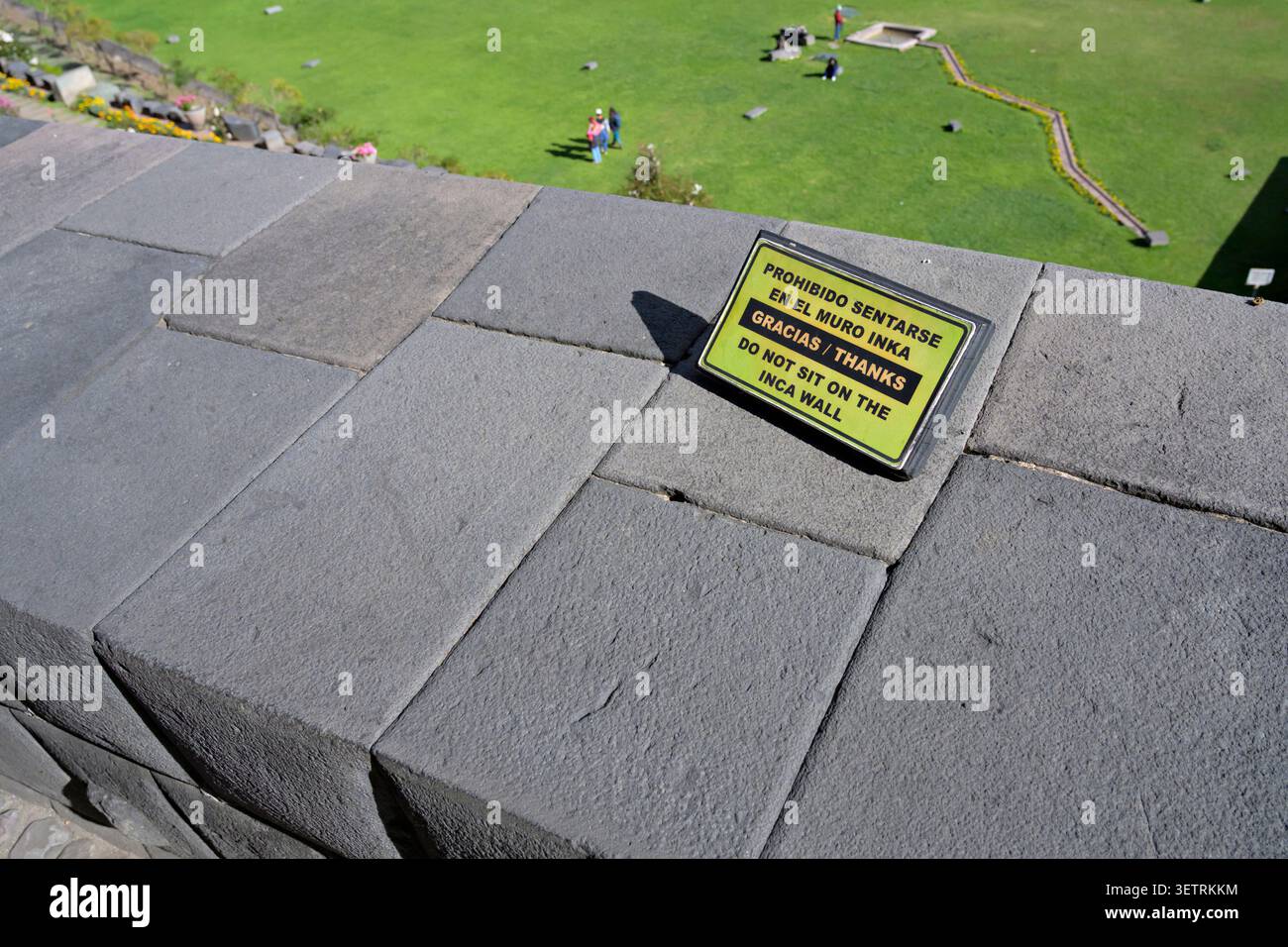 Schild „Don't sit on the Inka Wall“ im Coricancha (oder Qorikancha) Tempel in Cusco, Peru. Stockfoto