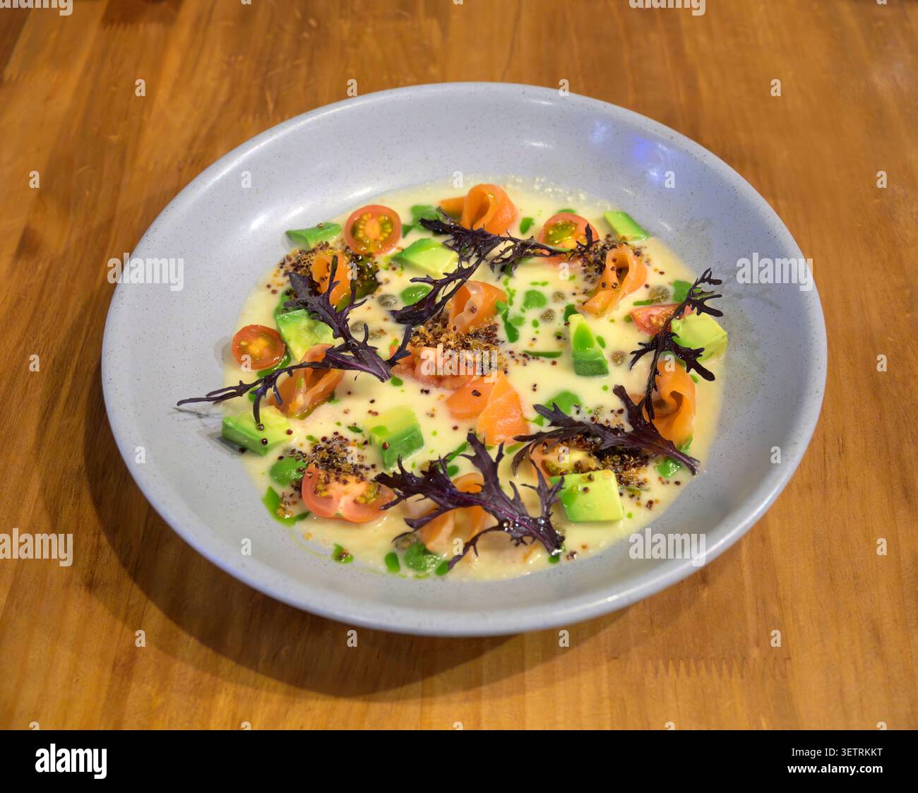 Forelle Tiradito, ein peruanisch-Nikkei Gericht in einem Restaurant, Cusco, Peru. Stockfoto