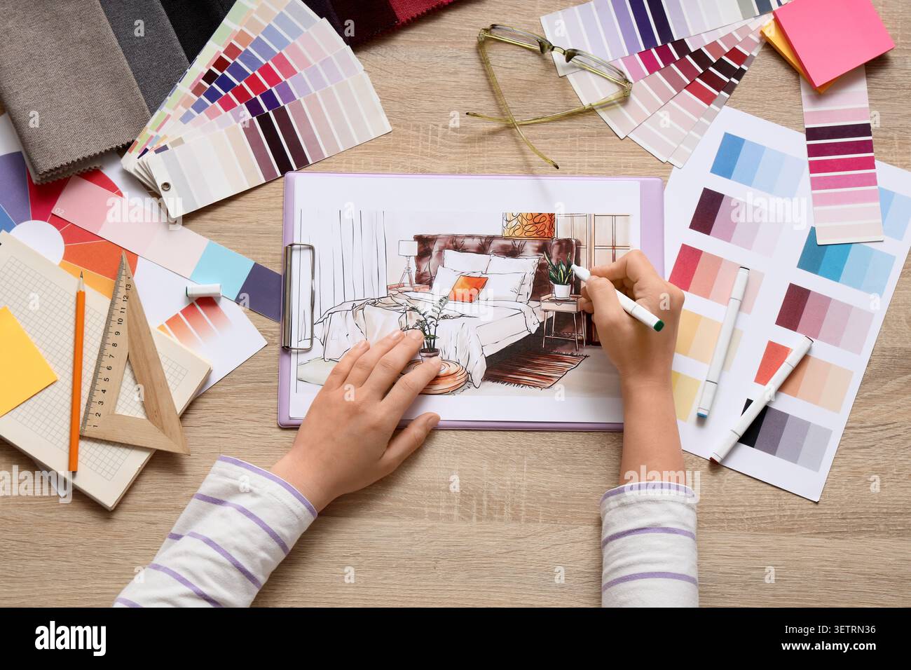 Skizze der Innenarchitektur mit Farbfeldern und Zeichenwerkzeugen Stockfoto