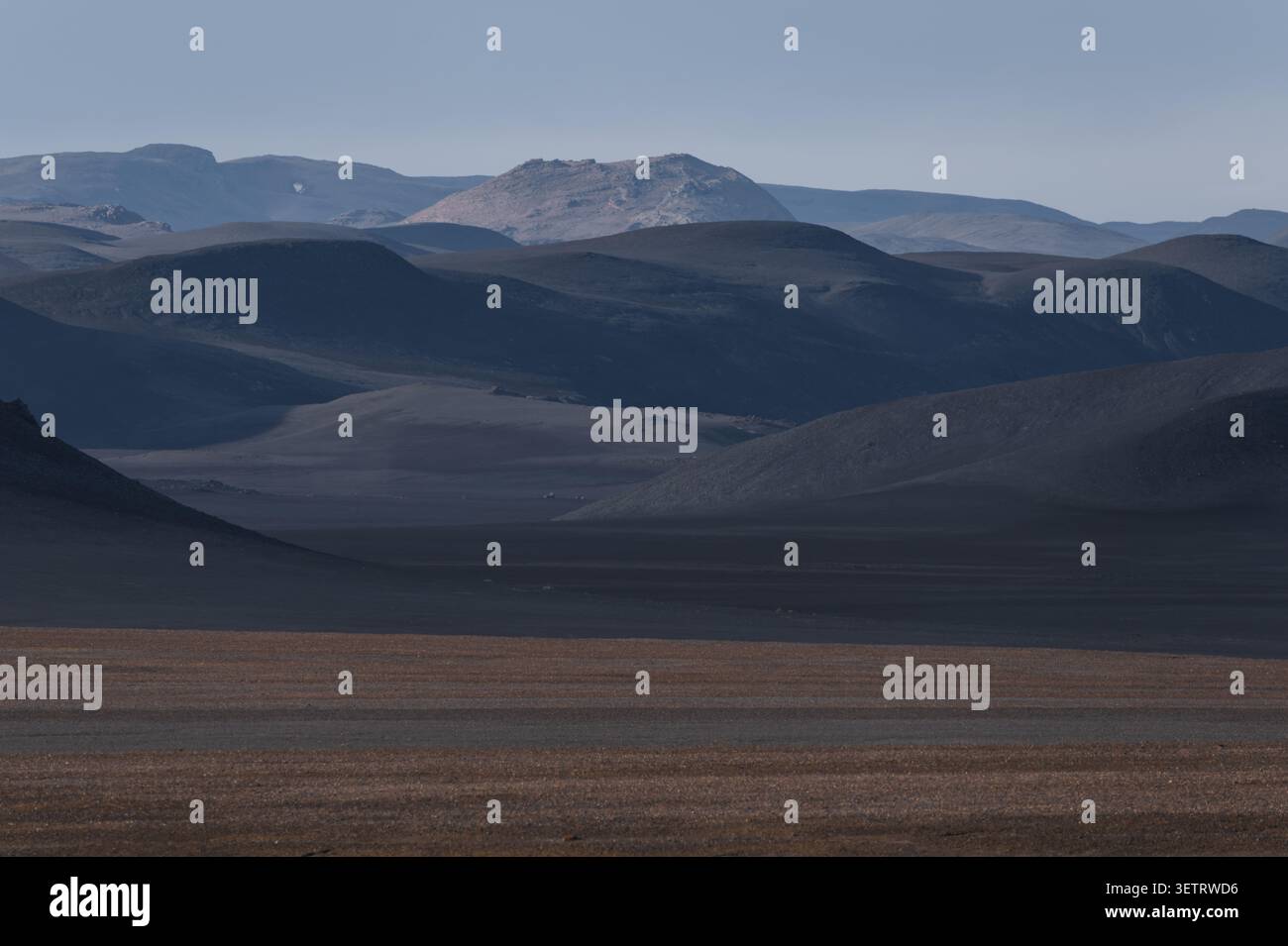 Dunkle vulkanische Berge und schwarze Wüstenlandschaft entlang Sprengisandsleið im isländischen Hochland unter dramatischen Wolken Stockfoto